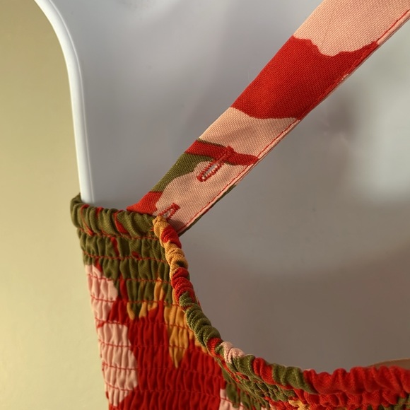 Scrunch back tank top with cross cross straps - Picture 4 of 5